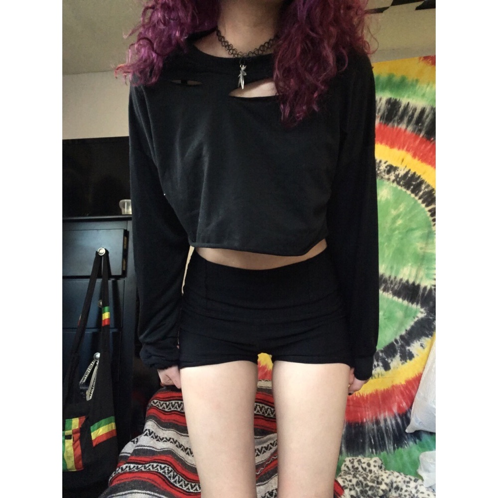 Black long sleeve crop top t-shirt